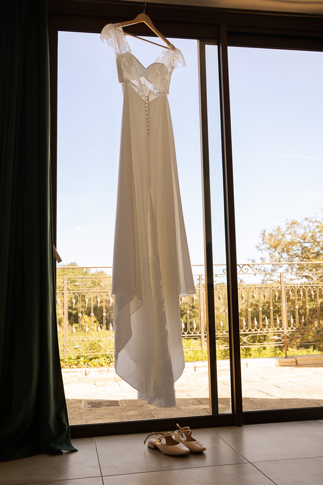 Robe de mariée suspendue à la fenêtre