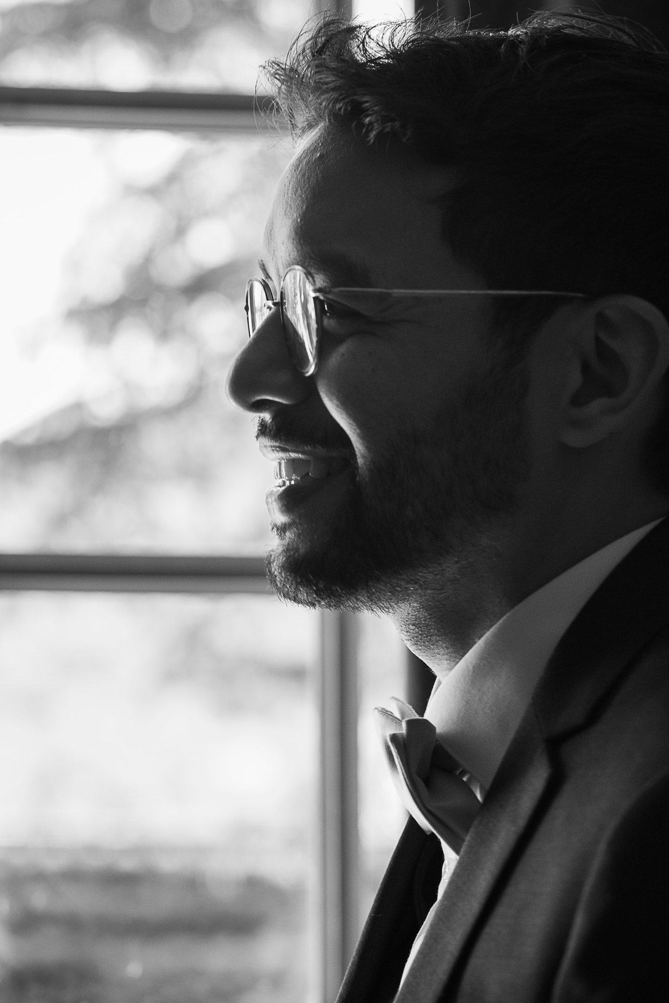 Portrait du marié en noir et blanc