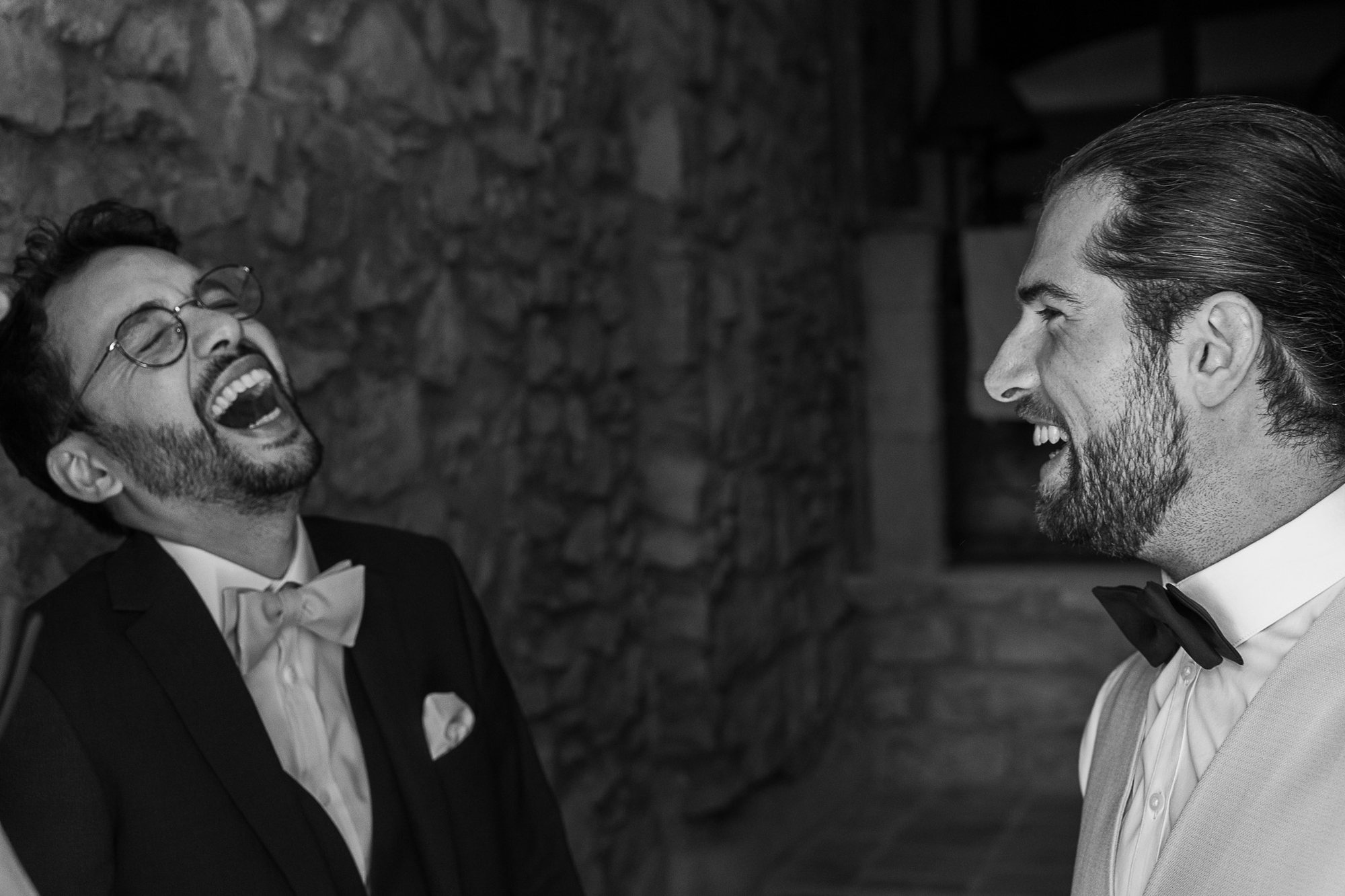 Fou rire du marié avec un ami