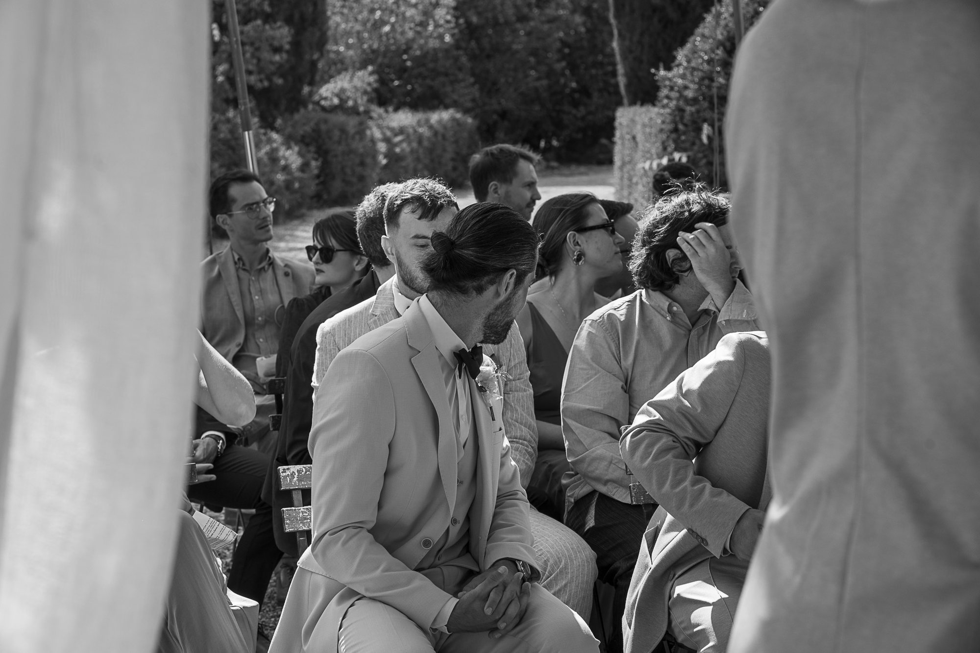 Invités pendant la cérémonie, noir et blanc