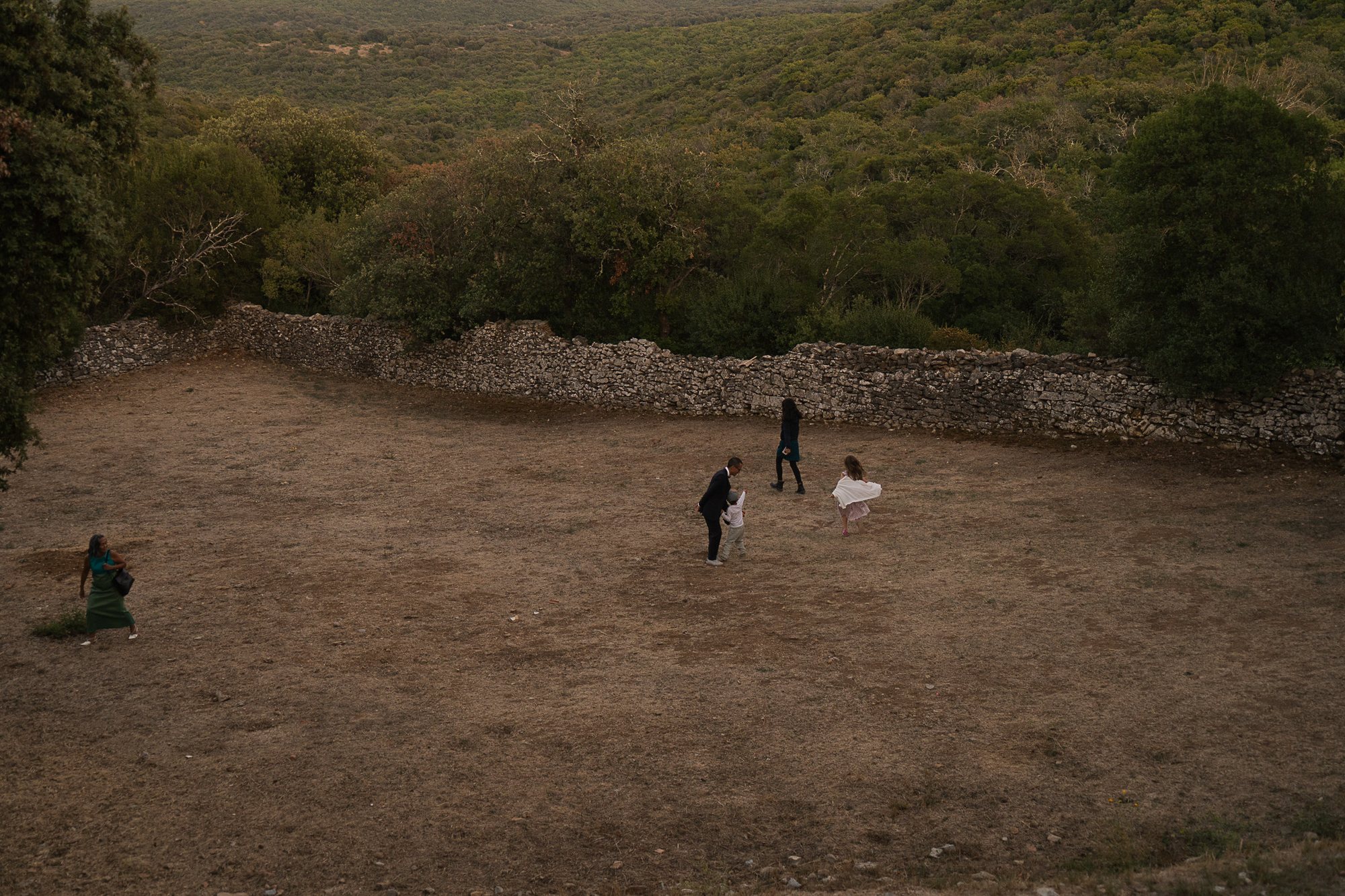 Les mariés dans un champ au crépuscule, Hérault