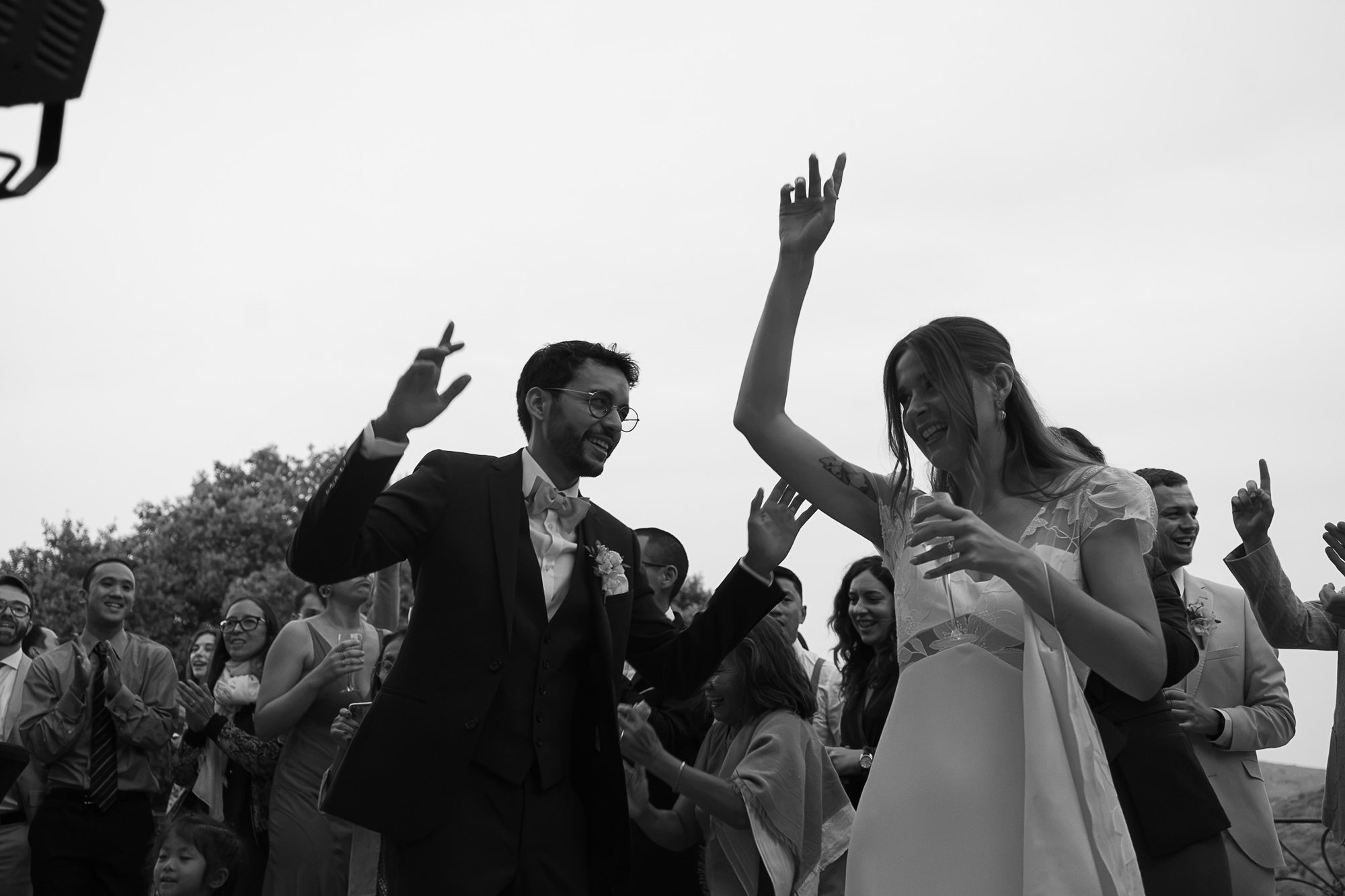 Les mariés dansent avec leurs invités